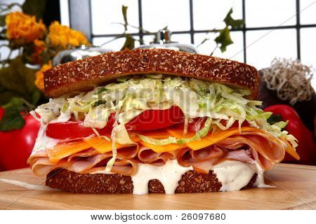 Fersk kalkun sandwich med honning rosted deli Tyrkiet, strimlet salat, cheddar ost, tomater og 