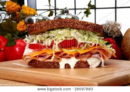 Fersk kalkun sandwich med honning rosted deli Tyrkiet, strimlet salat, cheddar ost, tomater og 