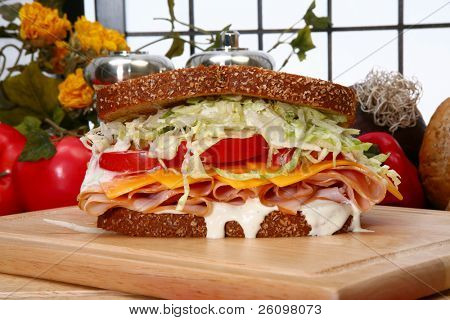 Fersk kalkun sandwich med honning rosted deli Tyrkiet, strimlet salat, cheddar ost, tomater og 
