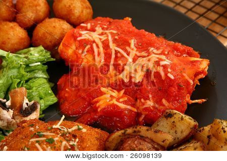 gefüllte Champignons gebratene Ravioli, gebackene Ofenkartoffeln, Marinara, Honig-Senf, Ranch Dressing, chee