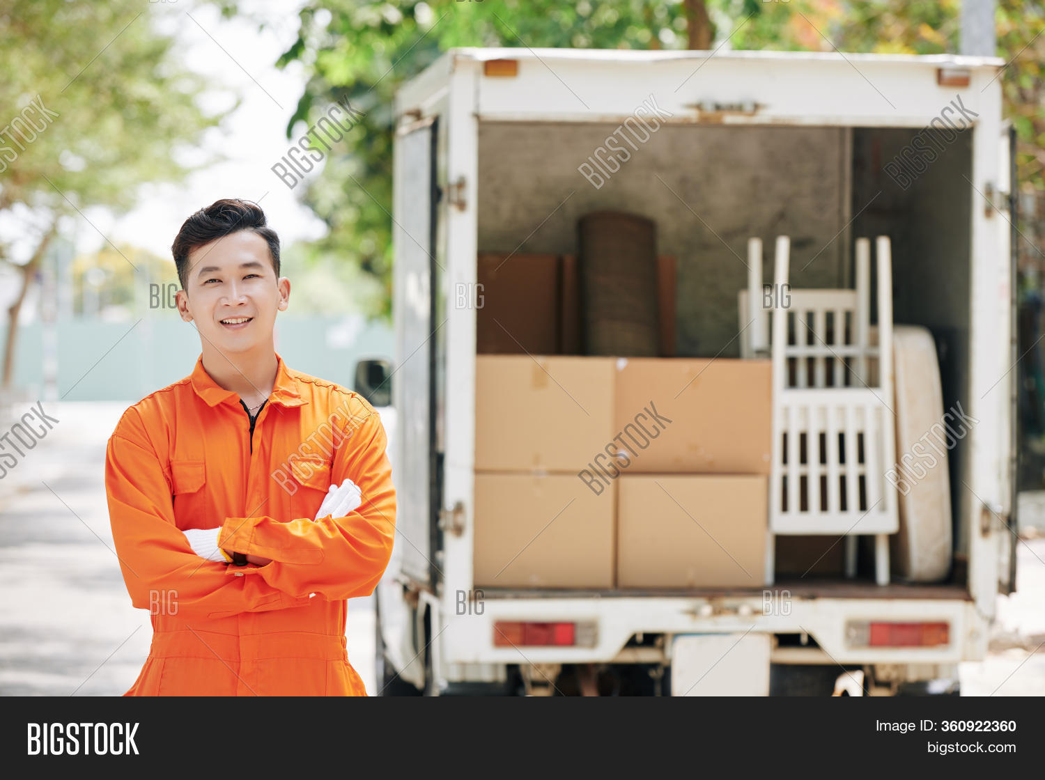 Работа разнорабочими грузчика проживанием. Вахта в москве. Работа вахтой за рубежом. Комплектовщик на склад. Картинки грузчиков разнорабочих.