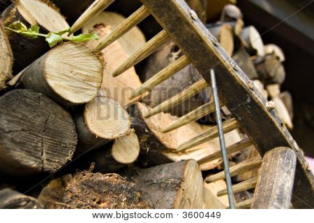 Registros de madera apilados y rastrillo