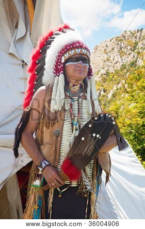 North American Indian in volle jurk