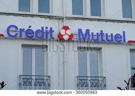 Bordeaux , Aquitaine / France - 02 15 2020 : Credit Mutuel Office Brand Sign Logo Bank Agency Facade