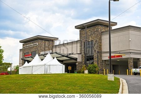 Villa Rica, Ga / Usa - April 6, 2020: Tanner Medical Center In Villa Rica, Ga With Tents Set Up At T