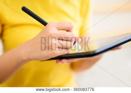 Wfh: Young Thai Lady Entrepreneur Using Innovation Technology On Tablet For Selling Online And Home 