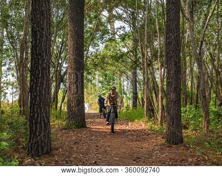 Loei/thailand-17 Feb 2019:unacquainted Tourist Waiting On Nature Trail At Phu Kradueng Mountain Nati