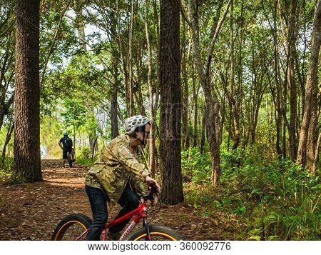 Loei/thailand-17 Feb 2019:unacquainted Tourist Waiting On Nature Trail At Phu Kradueng Mountain Nati