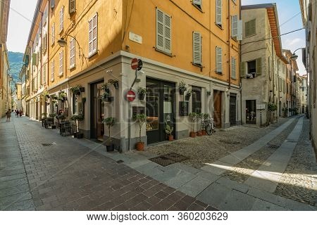 Como, Italy - August 4, 2019: Local People And Tourists On A Quiet Cozy Streets In The Center Of Bea