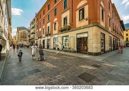 Como, Italy - August 4, 2019: Local People And Tourists On A Quiet Cozy Streets In The Center Of Bea