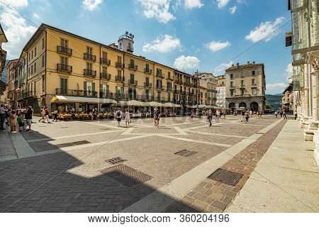 Como, Italy - August 4, 2019: Local People And Tourists On A Quiet Cozy Streets Near Cathedral In Th