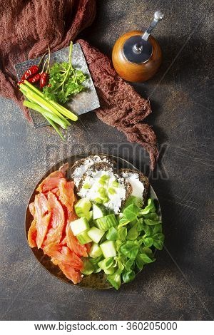 Salmon With Bread And Creamcheese