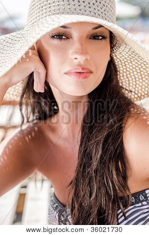 Mooi meisje met hoed op het strand