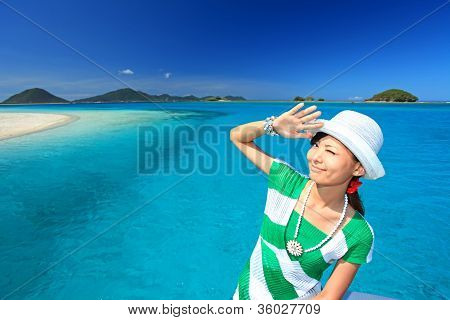 La donna al bellissimo mare di Okinawa