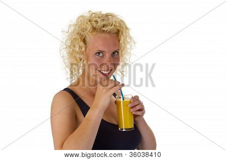 Donna con succo d'arancia