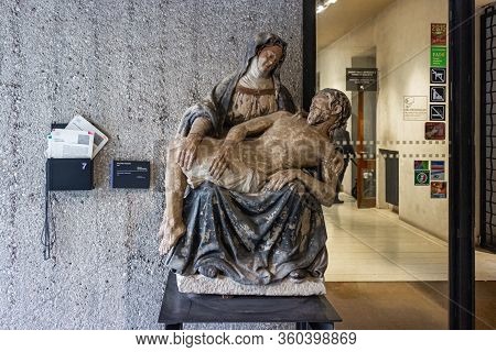 Verona, Italy, September 26, 2015 : Exhibit In The Place Called Juliet Tomb - Tomba Di Giulietta In 