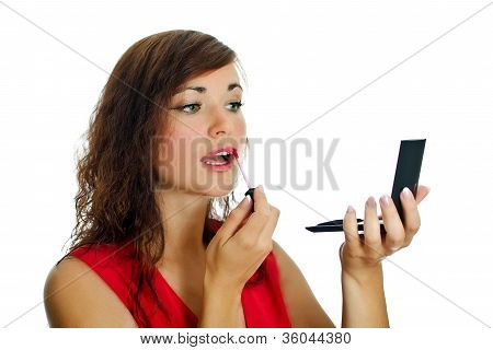 립스틱과 Mirrow 예쁜 여자의 초상화입니다. 흰색 절연