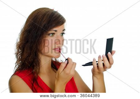 립스틱과 Mirrow 예쁜 여자의 초상화입니다. 흰색 절연