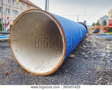 Hdpe Water Pipe, Large Diameter, Prepared For Using Under City Pavement.