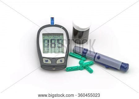Blood Glucose Meter Test Kit, The Blood Sugar Value Is Measured On A Finger