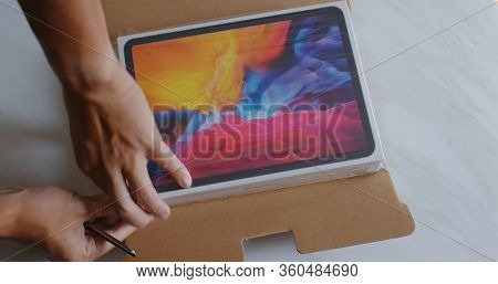Hong Kong 26 March 2020: Unbox new ipadpro