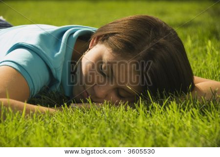 Niña durmiendo en la hierba