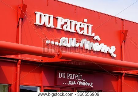 Bordeaux , Aquitaine / France - 09 24 2019 : Red Facade Sign Shop Du Pareil Au Meme Logo Store Du Pa