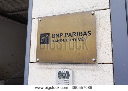 Bordeaux , Aquitaine / France - 10 17 2019 : Gold Sign Plaque Entrance Of Bnp Paribas Banque Privee 