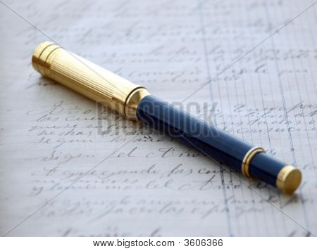 Caneta-tinteiro e documento