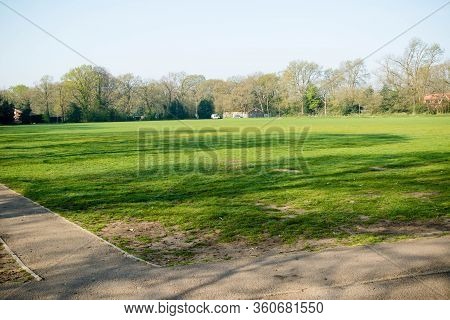 Sandhurst, United Kingdom, 9th April 2020:- Sandhurst Memorial Park Empty Of People During The Covid