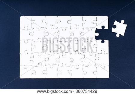 Blank rectangular jigsaw puzzle pattern