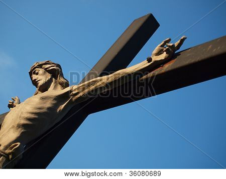Jesus Christus bei Cross mit trinitarisch Handzeichen
