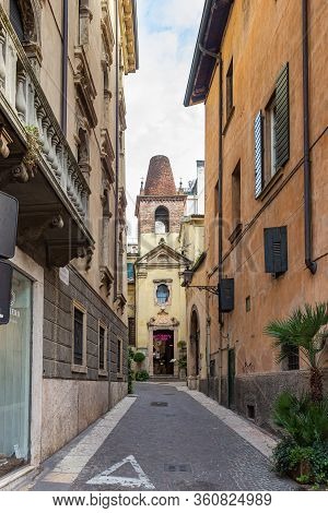 Verona, Italy - September 27, 2015 : Quiet Streets Of The Old City Of Verona. Vicolo S. Matteo Stree