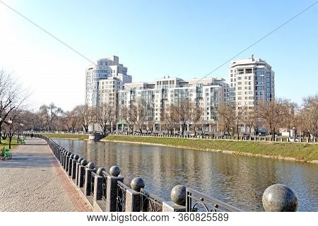 Ukraine, Kharkiv - March 26, 2020: Netechenskaya Embankment Along The Khark