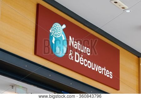 Bordeaux , Aquitaine / France - 09 23 2019 : Nature Et Decouvertes Shop Logo Store French Chain Of E