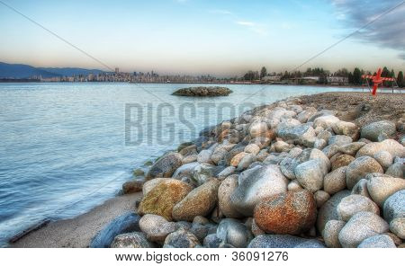 Popředí horniny s Vancouver Panorama ve vzdálenosti