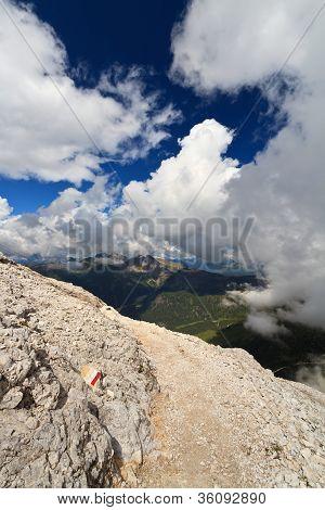 Alpine Pathway Over skyerne
