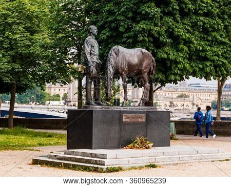 Paris, France - 27 May 2018: Monument To Officers And Soldiers Of The Russian Expeditionary Force Wh