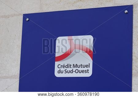 Bordeaux , Aquitaine / France - 03 11 2020 : Credit Mutuel Sign Logo Bank Office Agency Facade Build