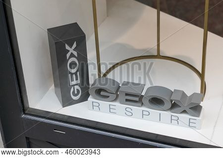 Biarritz , Aquitaine  France - 08 08 2022 : Geox Respire Text Sign And Logo Brand On Windows Shoes S