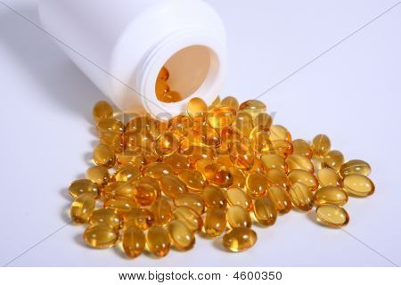 Omega3 丸接近一个白色药片瓶