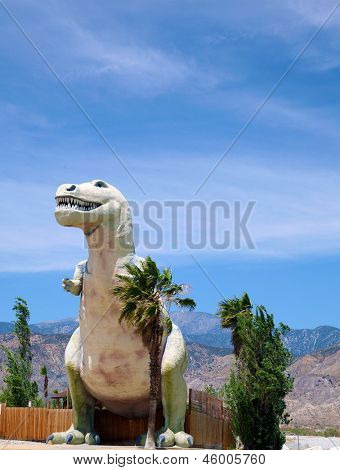 T-Rex AKA Tyrannosaurus Statue als Road Side Attraktion auf dem Weg zum Palm Springs Kalifornien