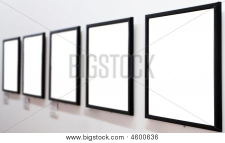 Telai vuoti sul muro bianco