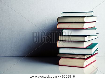 Pile de livres sur une Surface réfléchissante blanche
