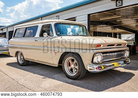 Lebanon, Tn - May 13, 2022: Low Perspective Front Corner View Of A 1964 Chevrolet C10 Suburban Carry