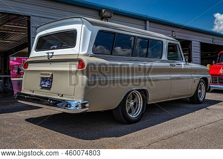 Lebanon, Tn - May 13, 2022: Low Perspective Rear Corner View Of A 1964 Chevrolet C10 Suburban Carrya