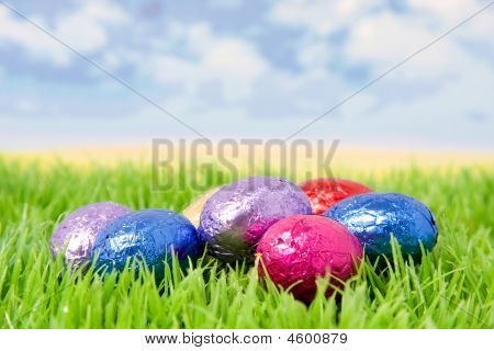 Ovos de Páscoa na grama