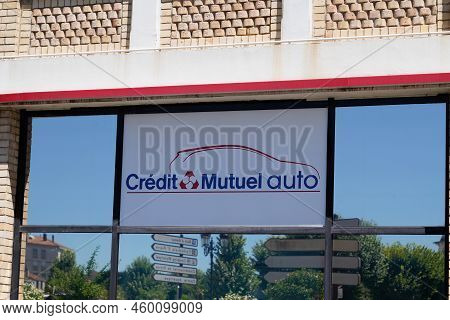 Bordeaux , Aquitaine  France - 08 15 2022 : Credit Mutuel Auto Facade French Bank Logo Text And Sign