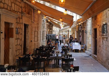 Dubrovnik, Croatia - July 18, 2021: Tourists Narrow Streets And Shaded Restaurants Of Medieval Dubro