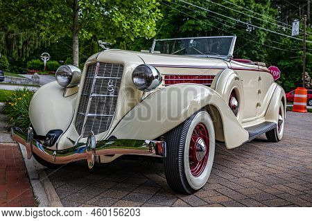 Highlands, Nc - June 10, 2022: Low Perspective Front Corner View Of A 1936 Auburn 852 2 Door Cabriol